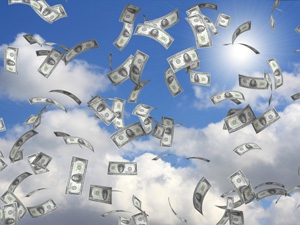 Des billets volent dans la rue