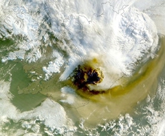 Volcan : les premiers vols annulés