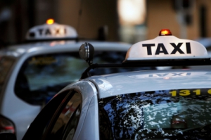 Un chauffeur de taxi propose à ses clients de choisir le montant de la course à payer
