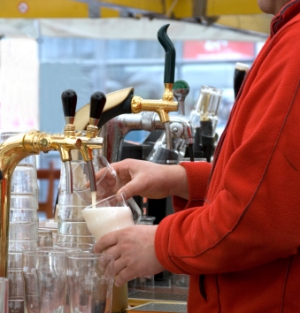 Les anglais dépensent plus de 45 000 euros pour offrir des verres à leurs amis